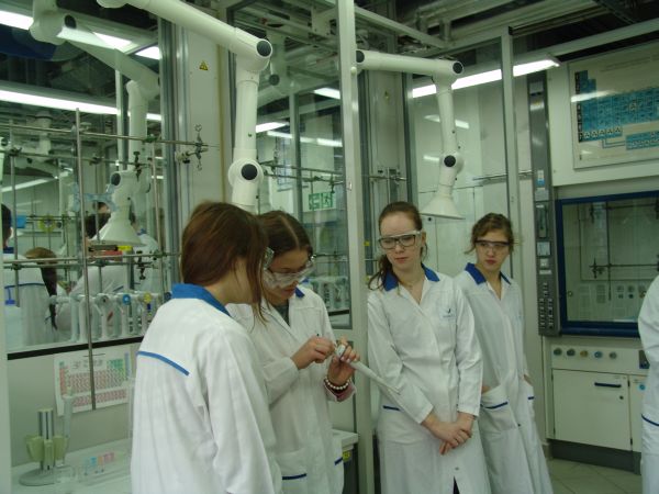 Lisa stellt das Pipettiervolumen ein.